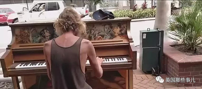 流浪汉在街头弹钢琴迷倒网友，3年过去，他的人生彻底变了！（视频/组图） - 7