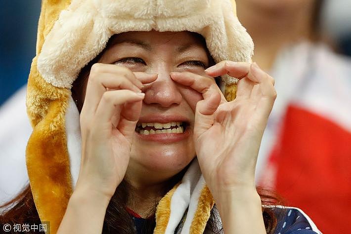 绝杀逆转 日本球迷崩溃痛哭，赛后含泪清理垃圾（组图） - 2