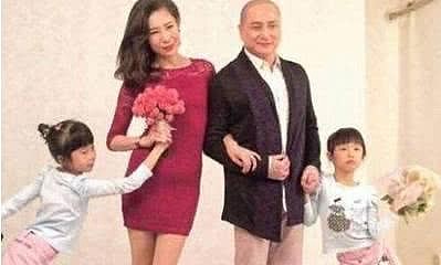 他是出了名的大渣男，却能让2任妻子和平相处，60岁后妻美儿女帅靓（组图） - 4