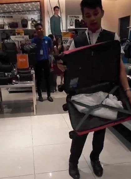 菲律宾销售小哥用“神功”卖行李箱 网友：看完不买都不行（视频/组图） - 1