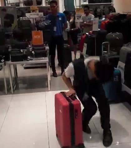 菲律宾销售小哥用“神功”卖行李箱 网友：看完不买都不行（视频/组图） - 2