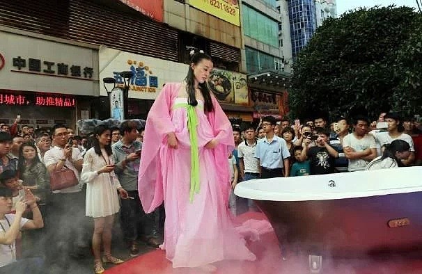 女子在大街上洗澡，当着众人面脱下衣服，然而接下来却让人傻了眼（组图） - 1