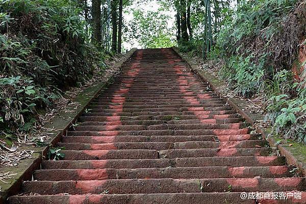 越野车辗碎百年古寺石梯 家属拉来4车条石修复