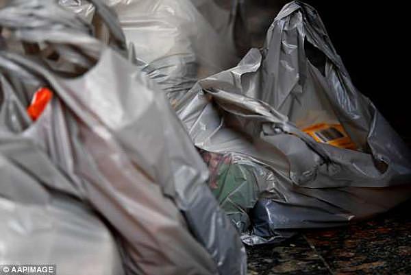 4DE5EA7400000578-5916209-Since_single_use_plastic_bags_pictured_were_banned_shoppers_have-a-9_1530679051198.jpg,0