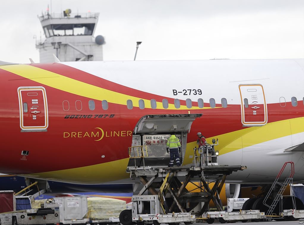 2016年1月26日，海南航空公司的波音787梦幻客机在西雅图-塔科马国际机场装货。6月15日，海航集团宣布决定起诉郭文贵，说他针对海航集团的言论没有事实依据，已经给海航集团造成了商誉和经济损失。“对于恶意诽谤者，海航集团将坚定地通过法律途径追究其法律责任”。
