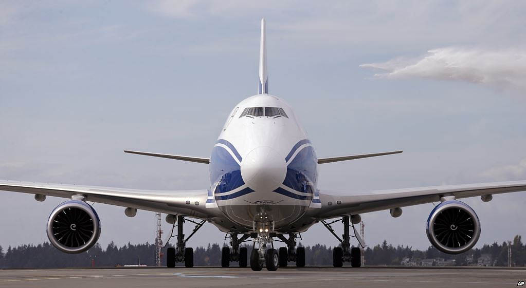 一架波音787飞机降落在西雅图。RFI报道说， 中国海航集团5月22日在上海宣布打算斥资42亿美元，购买13架波音远程787-9梦幻型客机和6架波音737-8型中程客机。 
