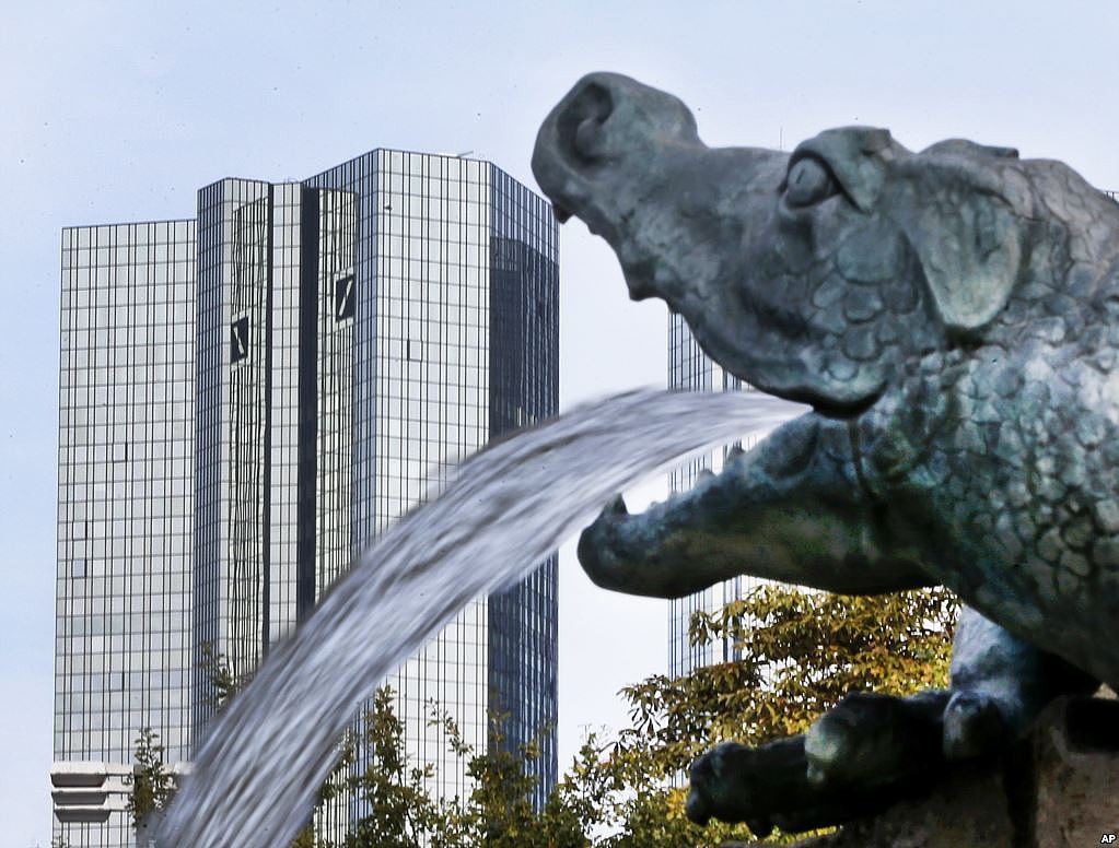 在德国法兰克福的德意志银行大楼附近，有喷水的龙头雕塑。2017年春天，海航集团(HNA Group)成为德意志银行(Deutsche Bank）第一大股东。华尔街日报报道，海航集团在收购德银近10%股权的过程中动用了超过26亿欧元（合28亿美元）的融资，除收购股份外，这些资金还用于对冲这些持股发生亏损的风险。