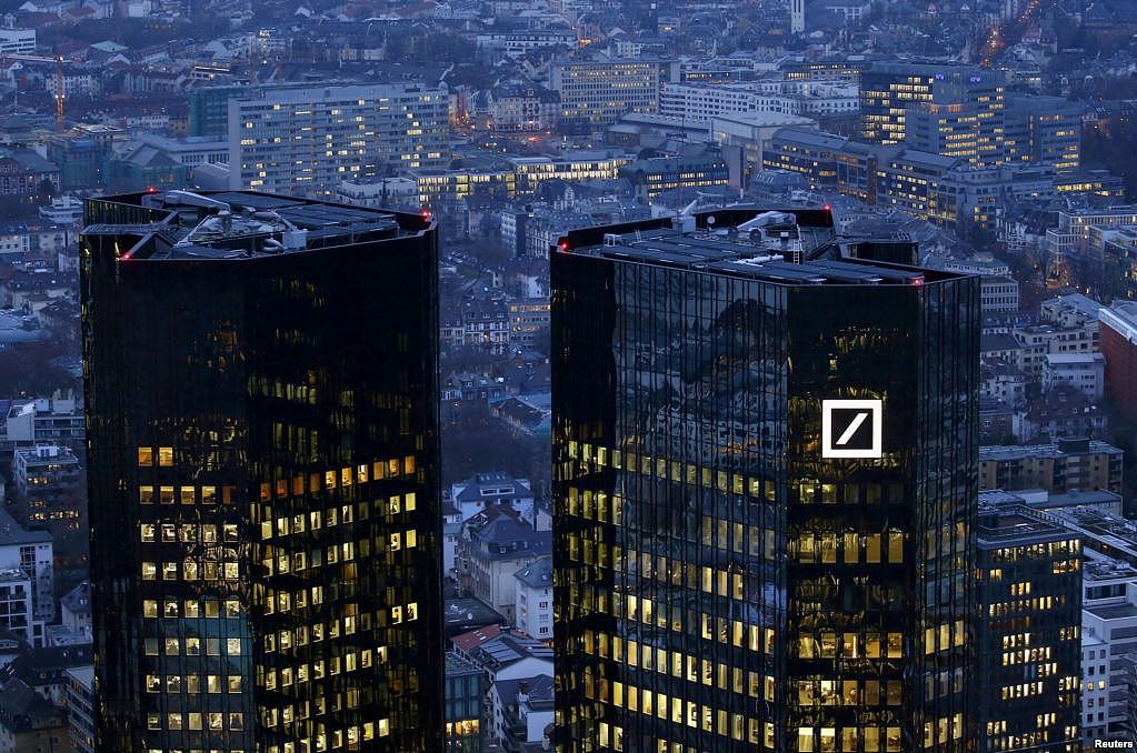 拂晓中的德国法兰克福的德意志银行大楼。德意志银行是商业银行，是德国最大的银行。美国之音在2016年12月报道说，德意志银行是川普房地产帝国的主要借贷方，过去四年中为川普酒店和高尔夫球场提供了至少3.64亿美元的贷款。美国司法部曾经把德意志银行告上法庭，指控其在2008年美国住房市场崩溃前欺骗投资人购买高风险抵押贷款证券。德意志银行表示同意支付72亿美元，包括31亿美元的罚款。这大约是美国司法部要求该银行支付的140亿美元的一半。 双方就这项民事诉讼达成和解。
