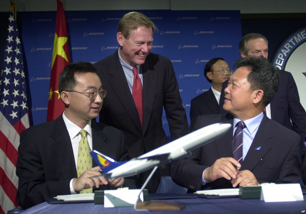 2001年10月2日，波音商用飞机CEO Alan Mulally, 中国南方航空公司的Li Fenghua 和海南航空公司的 Ren Weidong 在美国商务部交谈。中国当时购买了30架波音737客机