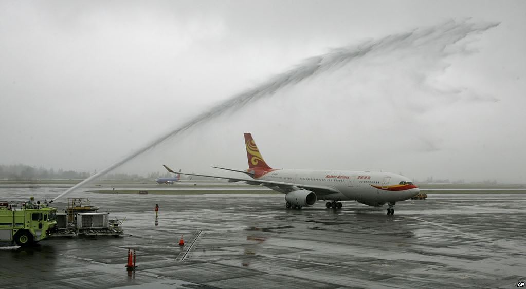 2008年6月9日，海南航空公司的A330-200客机从北京抵达西雅图-塔科马国际机场，接受传统的喷水致敬