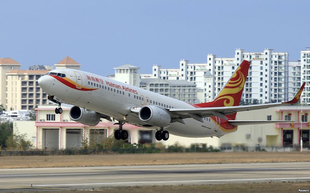 2015年5月1日，海南航空公司的飞机在三亚凤凰国际机场起飞