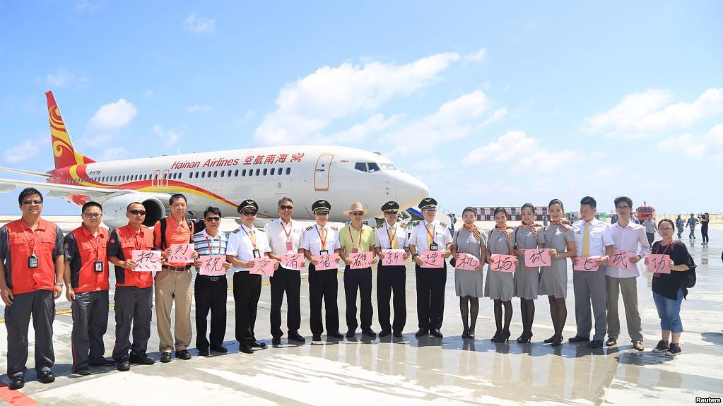 2016年7月13日，海南航空公司的客机降落在南沙群岛（国际上称斯普拉特利群岛）渚碧礁（Subi Reef）的新机场上，机组人员留影。