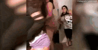 俩女孩偷偷在家直播跳电臀舞 被母亲撞见狠狠教训