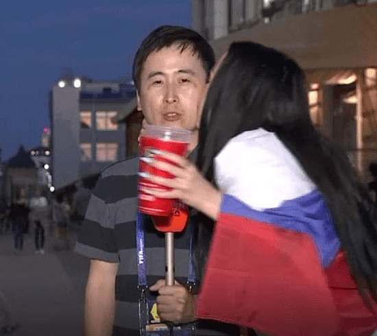 男记者直播世界杯被俄美女偷亲 当街咧嘴大笑（组图） - 2