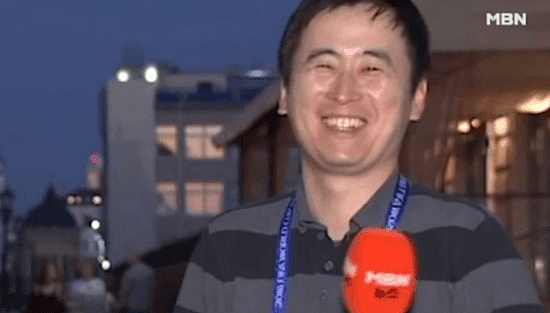 男记者直播世界杯被俄美女偷亲 当街咧嘴大笑（组图） - 3
