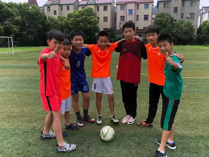 两个年级只有9名男生！这所小学却成立了一支“金牌足球队”，把人看哭了（组图） - 9