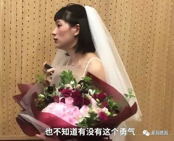 姑娘穿婚纱千里迢迢去参加前男友典礼，结局却是……网友吵开了（视频/组图） - 9