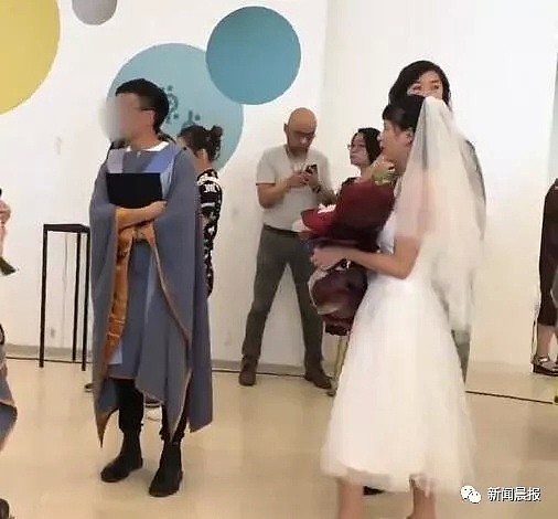 姑娘穿婚纱千里迢迢去参加前男友典礼，结局却是……网友吵开了（视频/组图） - 21