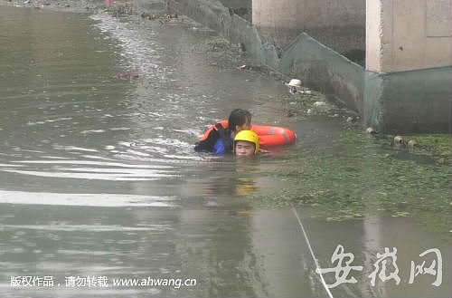 女孩为捡手机下河被困 在2厘米宽钢筋上站立到凌晨5:30获救