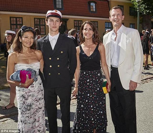 王室再爆家庭纠纷！丹麦王妃与丈夫的前妻在儿子毕业典礼上吵架了