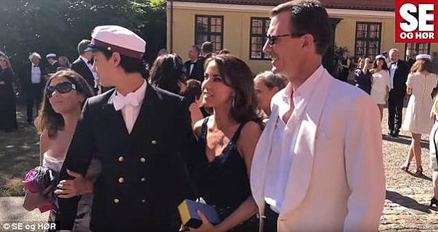 王室再爆家庭纠纷！丹麦王妃与丈夫的前妻在儿子毕业典礼上吵架了