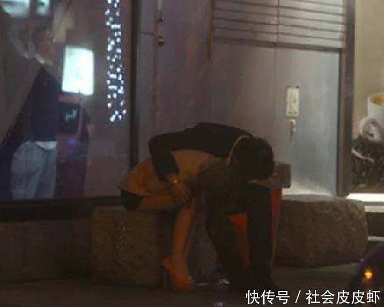 男子酒吧门口“捡尸”，上前一看立马转身报警，男子：还好忍住了（组图） - 3