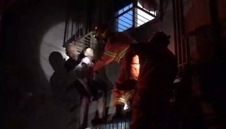 深夜，宁波4岁男孩头挂防盗窗外，脸色铁青……（组图） - 2