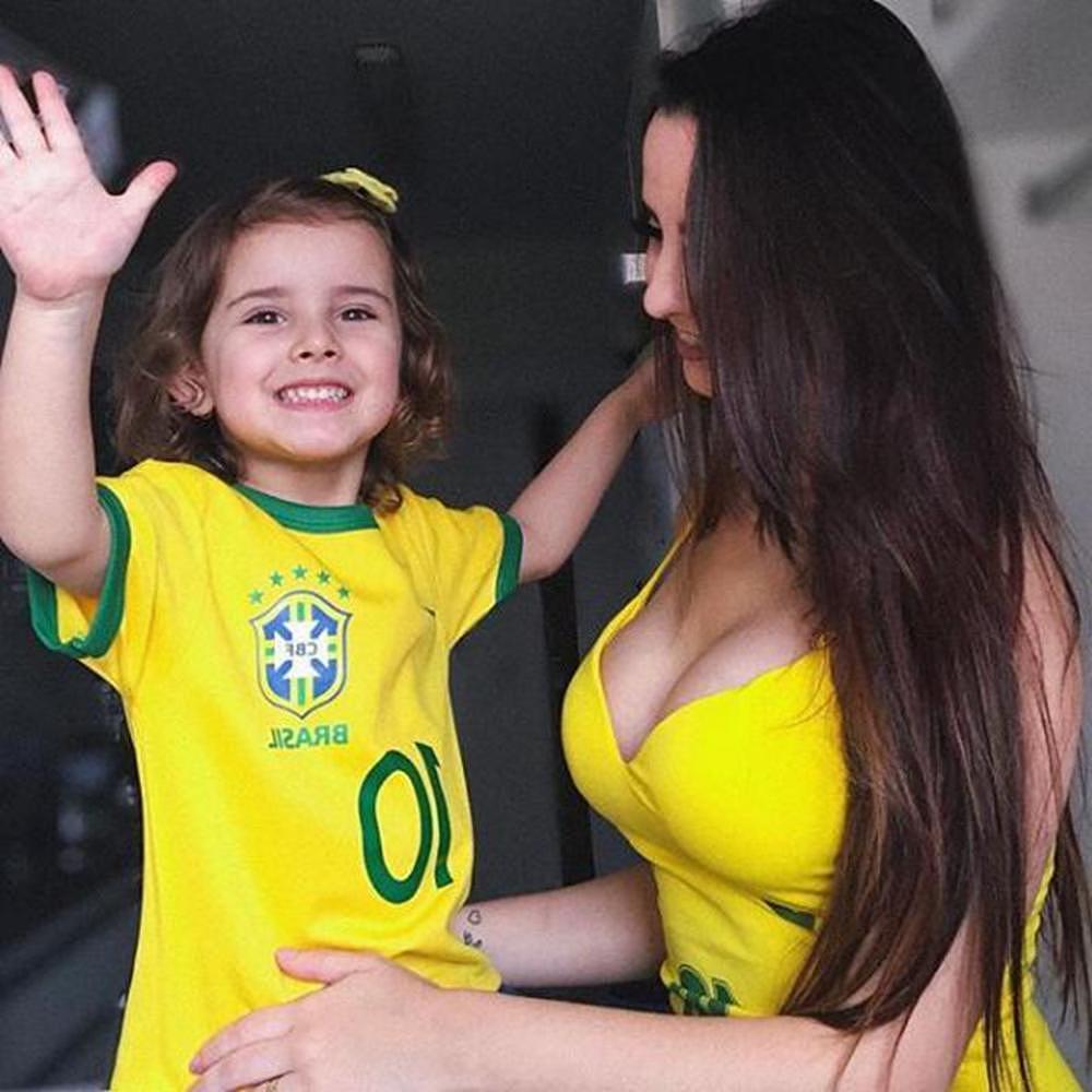 饕餮盛宴!巴西最性感女球迷看台大胆露乳喂奶 旁边的男球迷看呆了