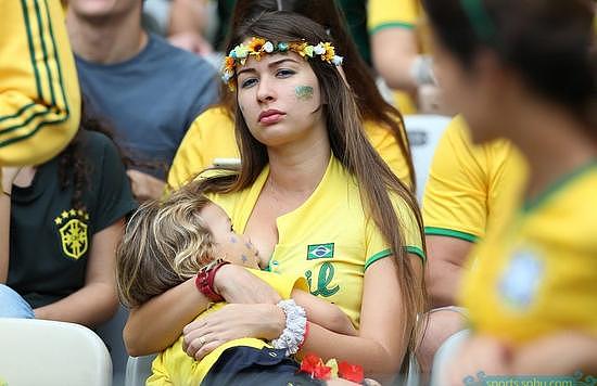 饕餮盛宴！巴西最性感女球迷看台大胆露乳喂奶，旁边的男球迷看呆了