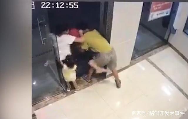 男子银行内强拽女童 监控拍下惊悚一幕（组图） - 4