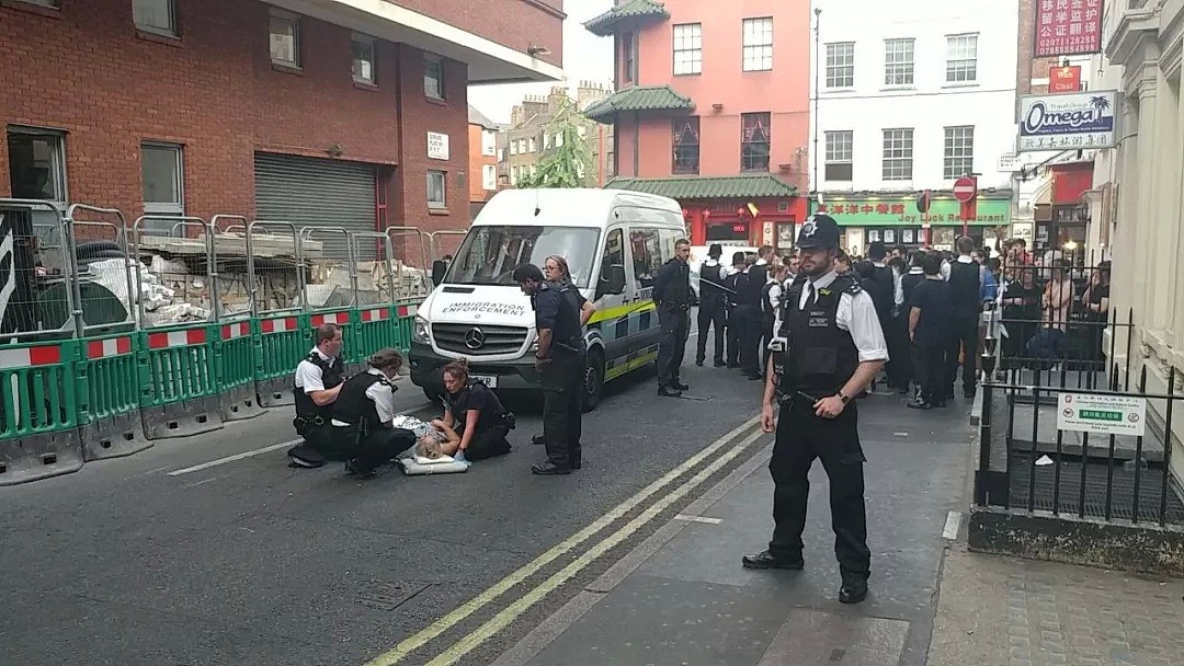 英国移民局突袭华人黑工，她躺在执法车前......（视频/组图） - 1