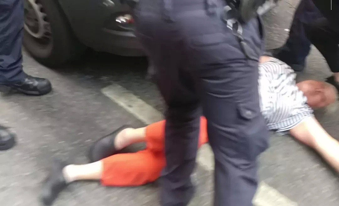 英国移民局突袭华人黑工，她躺在执法车前......（视频/组图） - 5
