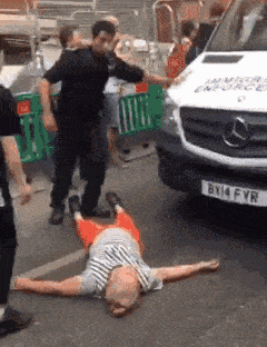 英国移民局突袭华人黑工，她躺在执法车前......（视频/组图） - 7