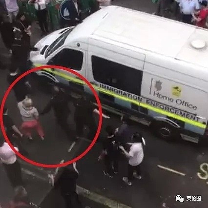英国移民局突袭华人黑工，她躺在执法车前......（视频/组图） - 10