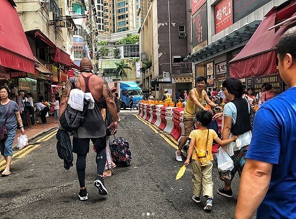 巨石强森现身香港街头，一身超精壮肌肉路人惊呆（组图） - 2