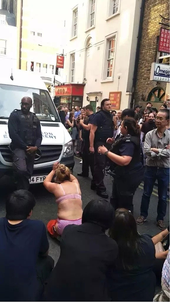 英国移民局在唐人街抓捕黑工，华人脱衣在执法车前跪地，冤吗？（组图/视频） - 2