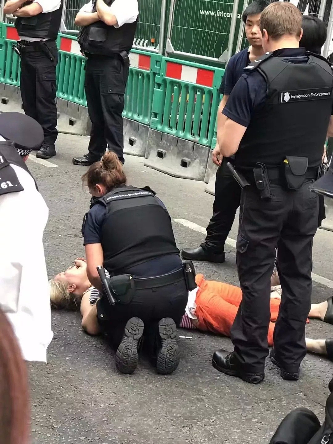 英国移民局在唐人街抓捕黑工，华人脱衣在执法车前跪地，冤吗？（组图/视频） - 3