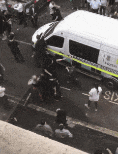 英国移民局在唐人街抓捕黑工，华人脱衣在执法车前跪地，冤吗？（组图/视频） - 5