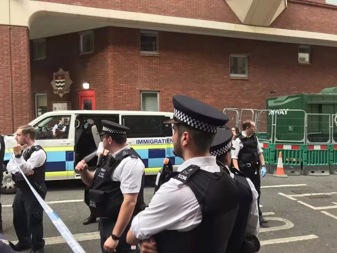 英国移民局在唐人街抓捕黑工，华人脱衣在执法车前跪地，冤吗？（组图/视频） - 7