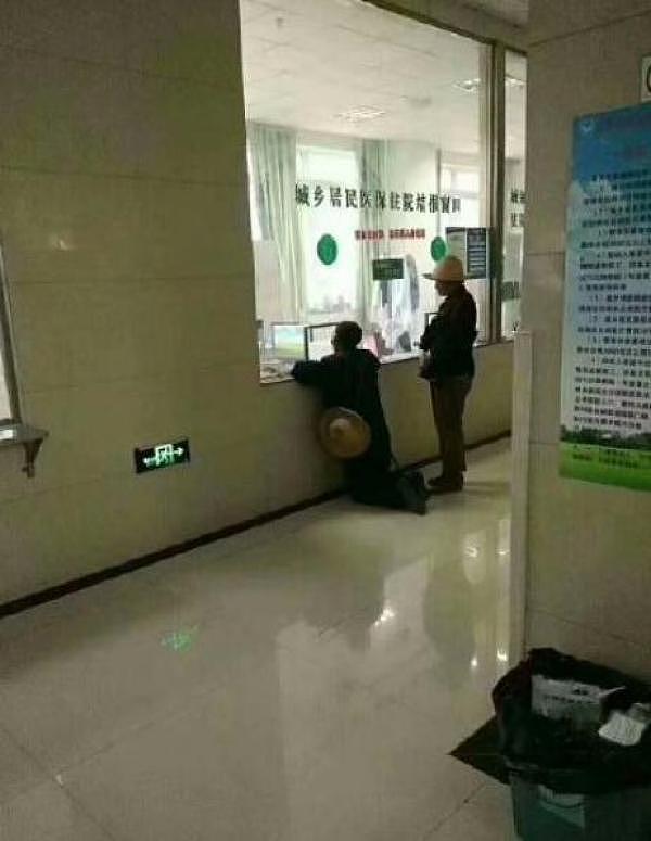 礼县回应“老人跪在医院窗口前”：其无法站立，凳子增补不及