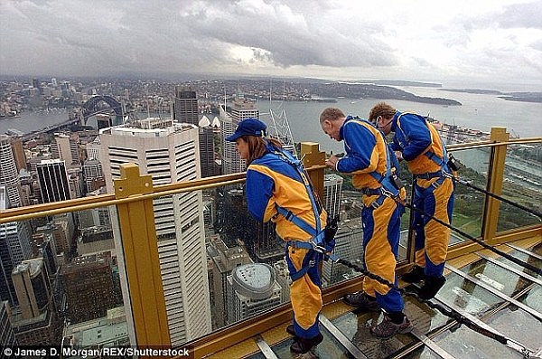 4E09B09D00000578-5931587-A_man_plunged_286_metres_after_falling_from_the_Skywalk_about_7p-a-11_1531085482571.jpg,0