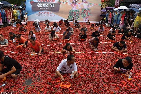 中国小伙坐辣椒池中，1分钟狂吃50个辣椒！澳网友“砸锅”：他的屁股不会烧着吗？（组图） - 2