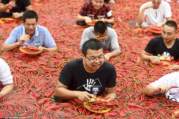 中国小伙坐辣椒池中，1分钟狂吃50个辣椒！澳网友“砸锅”：他的屁股不会烧着吗？（组图） - 4