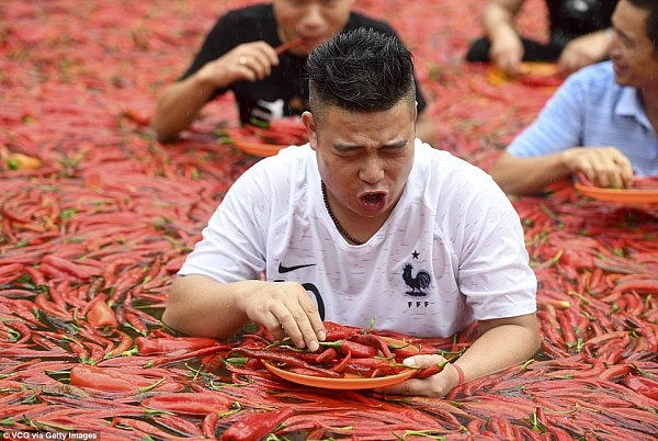 中国小伙坐辣椒池中，1分钟狂吃50个辣椒！澳网友“砸锅”：他的屁股不会烧着吗？（组图） - 5