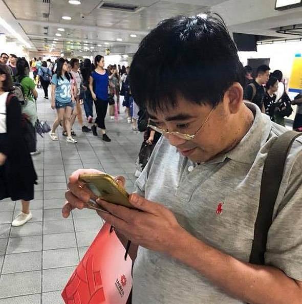 台湾高官地铁偷拍女乘客当场被抓，口头请辞获批（组图） - 1