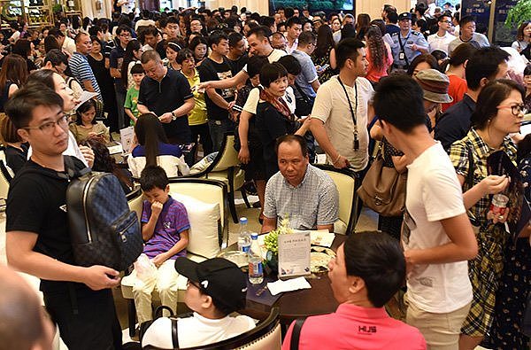 2016年9月24日，浙江杭州，购房者正在售楼处排队付款。
