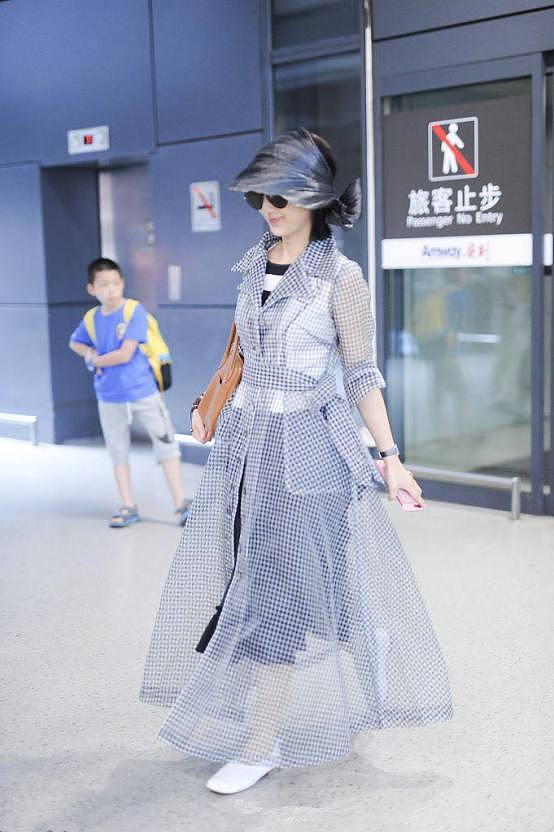 女星现身机场走宫廷公主风 头上却像套了个塑料袋（组图） - 3