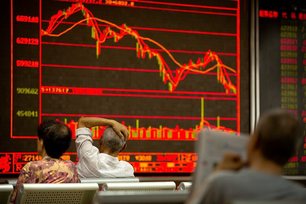 周五，中国投资者关注股价。