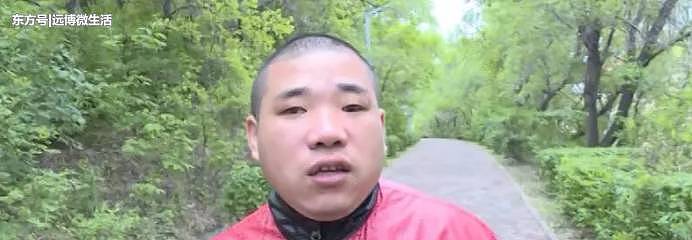 小伙晚上遛弯时，突被一陌生男子搂住！之后发生的事让他懵了(组图） - 1