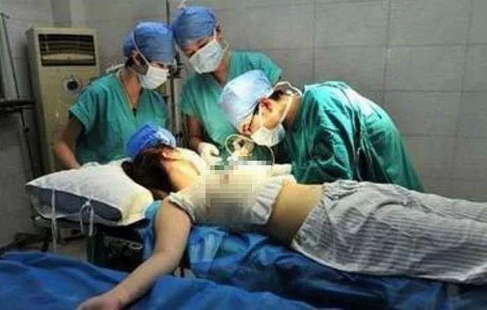 女孩做隆胸手术, 做到一半医生发现“密密麻麻”的东西 突然停止手术（组图） - 3